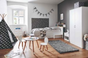 Dětský pokoj v šedé barvě s bílou postelí