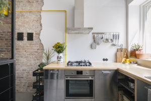 Malá kuchyň s odhalenou cihlovou stěnou