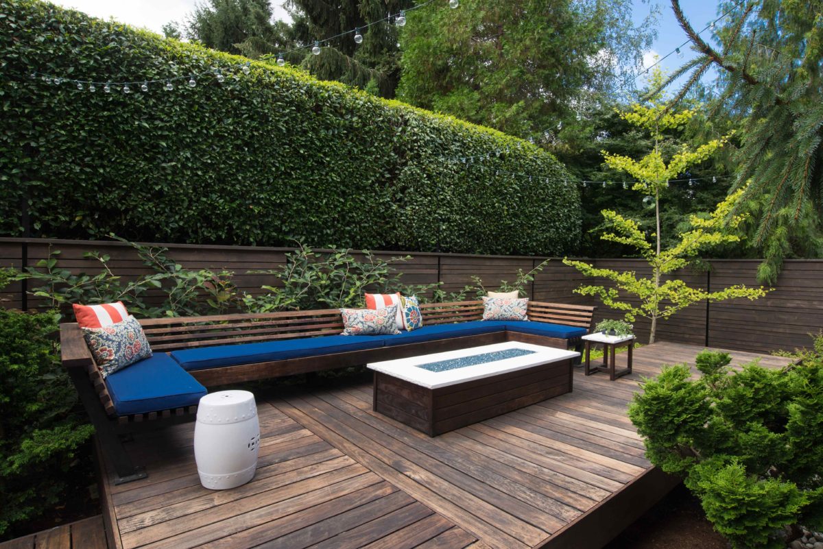 Dřevěná podlaha na terase s luxusním sezením