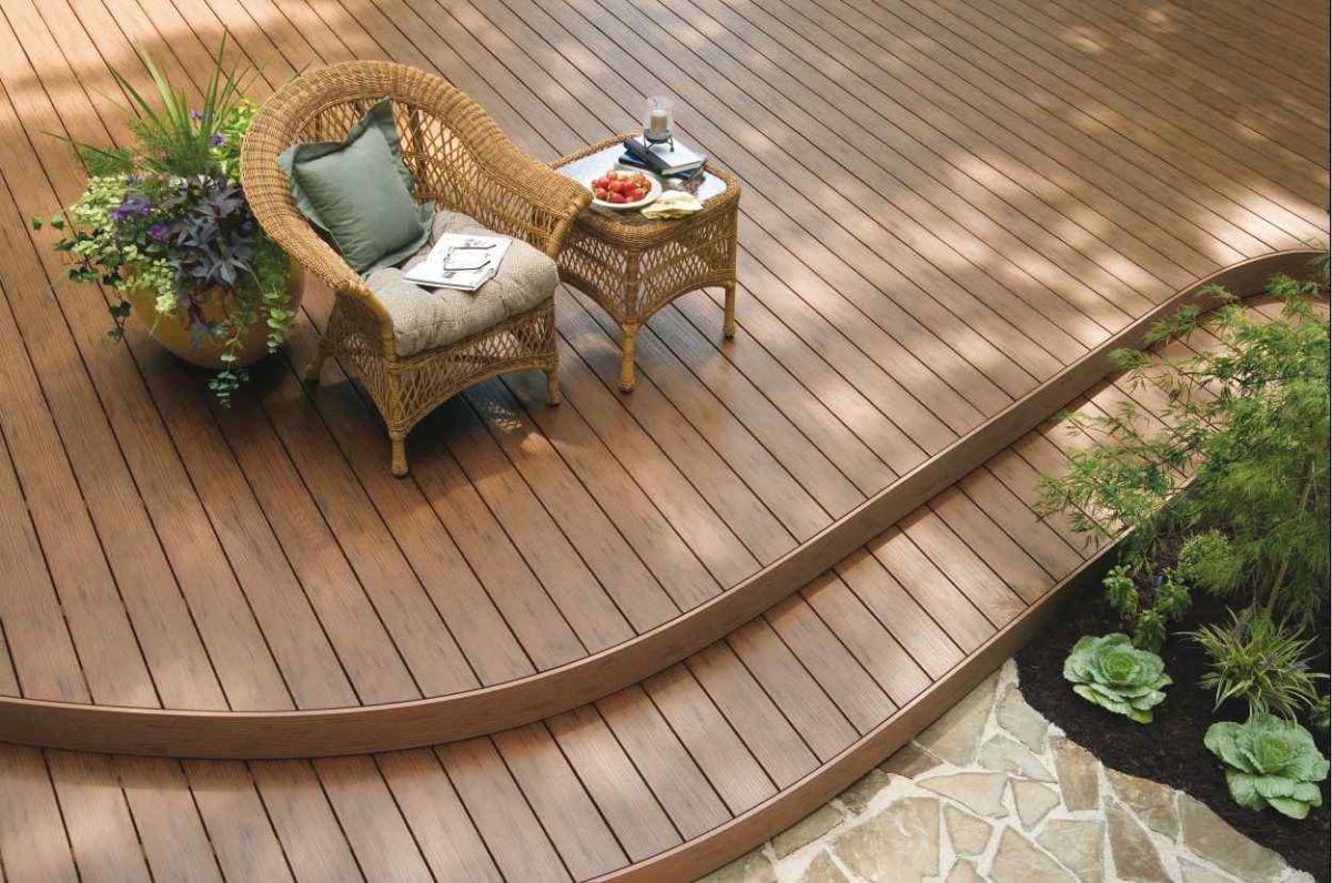 Dřevěná podlaha na terase s ratanovým sezením