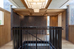 Kazetový dřevěný strop nad schodištěm v denní části