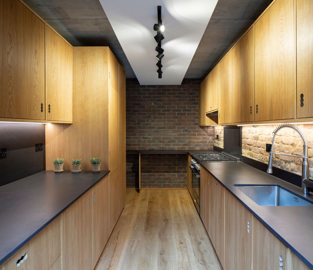 Dřevěná kuchyň s cihlovou stěnou