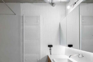 Koupelna v bílé s dřevěnou skrinkou