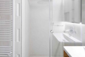 Sprchový kout v bílé s dřevěnou skrinkou