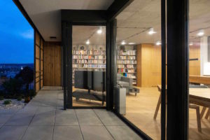 Velký otevřený prostor s knihovnou v industriálním stylu