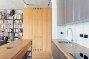 Industriální otevřený prostor s kuchyní a obývací částí