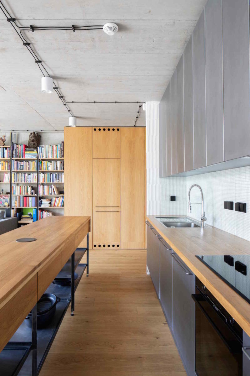 Industriální otevřený prostor s kuchyní a obývací částí