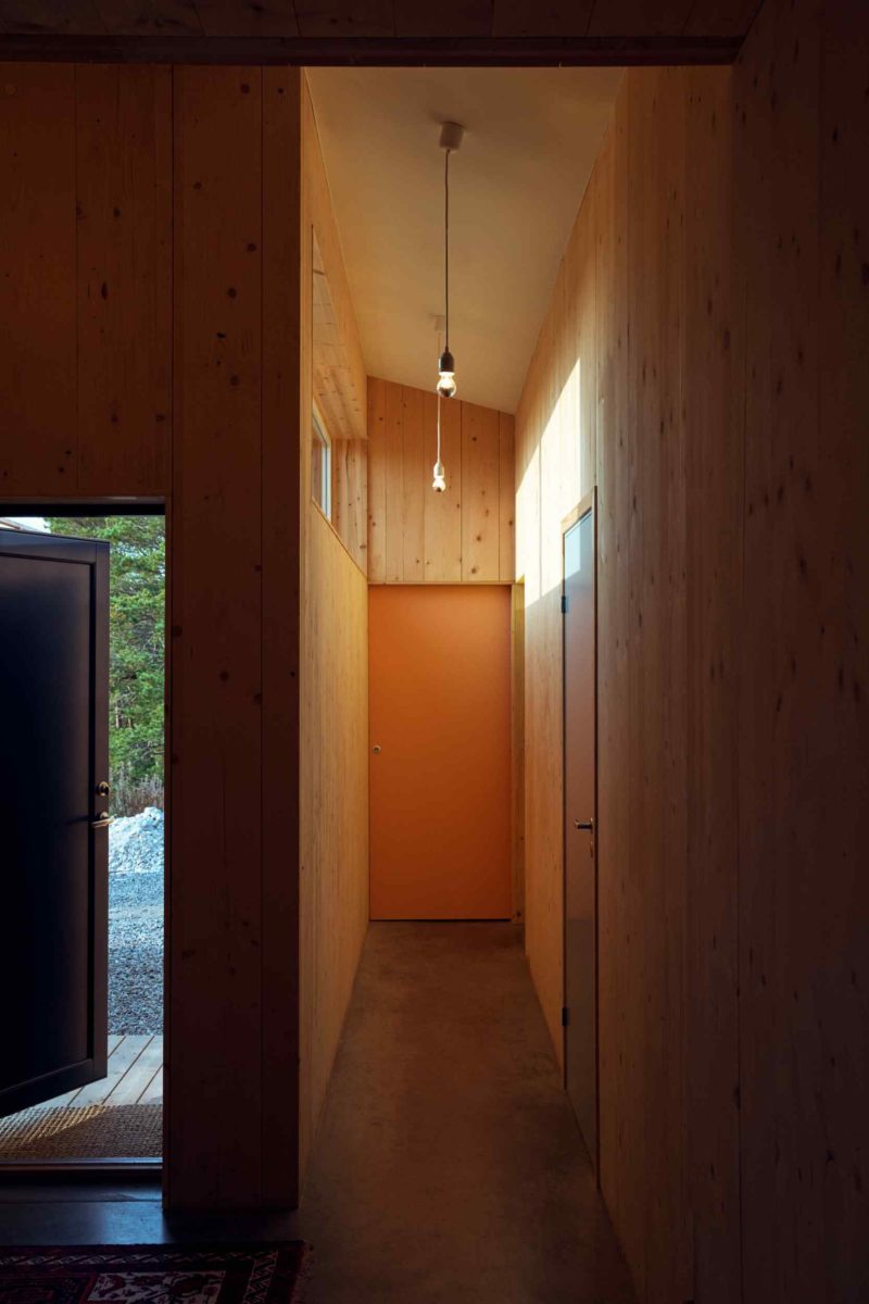 Dřevěné neošetřené stěny v chodbě