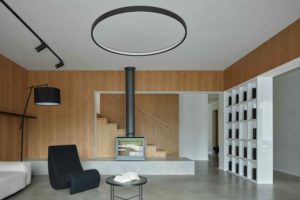 Moderní luxusní obývací pokoj s černými prvkami