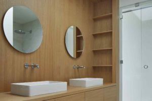 Koupelna s oválnými zrcadlami a kulatými umyvadly