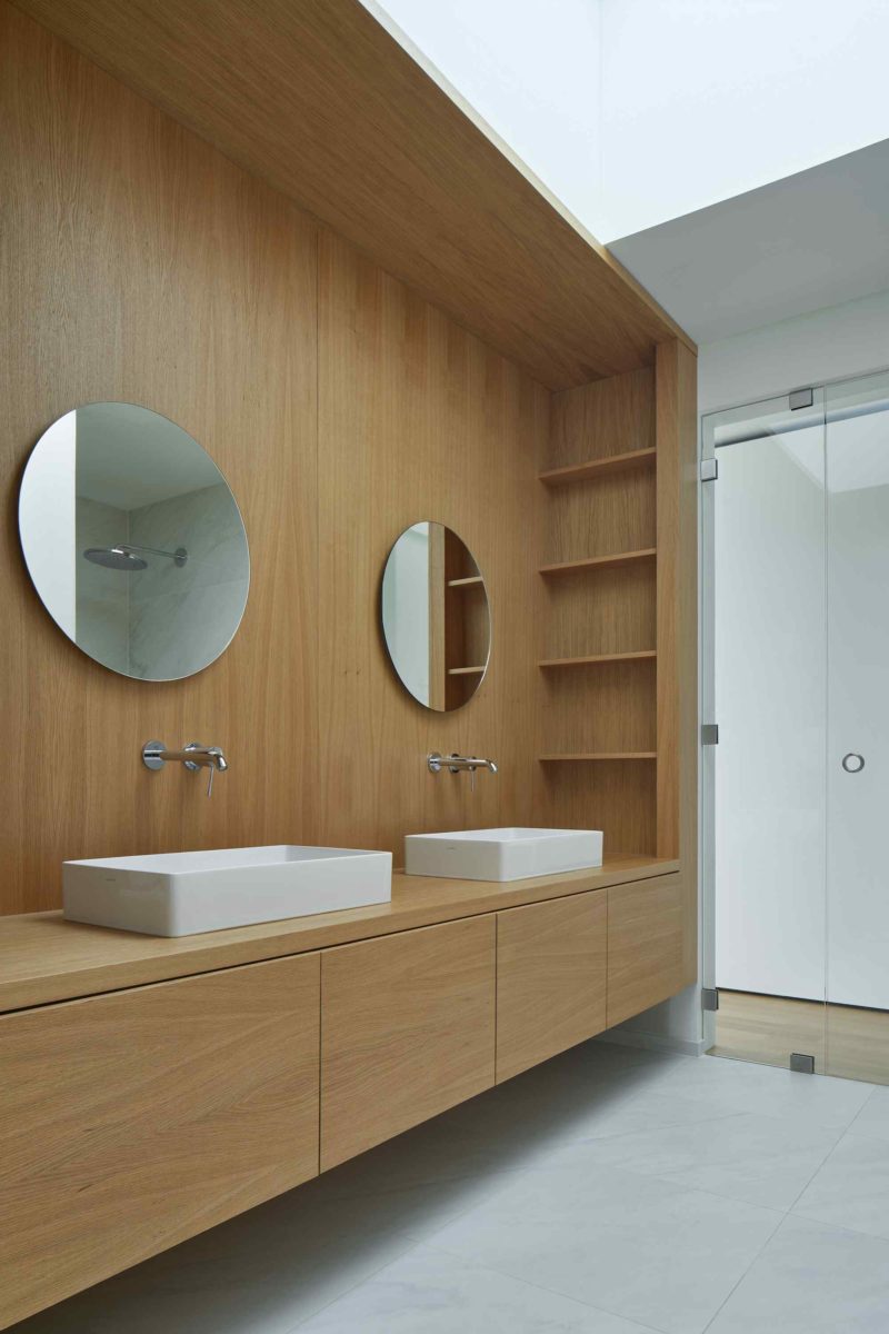 Koupelna s oválnými zrcadlami a kulatými umyvadly