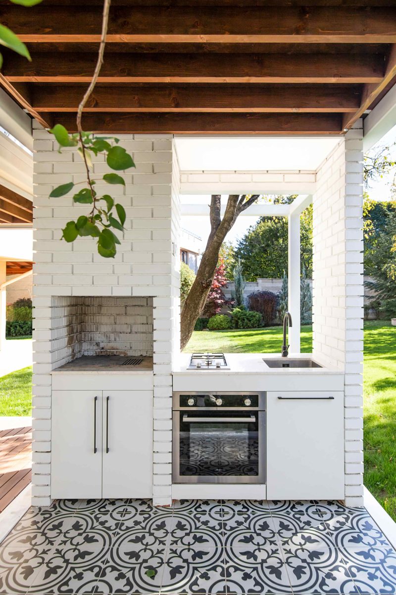 Kuchyňnka s grilem v zahradním pavilonu