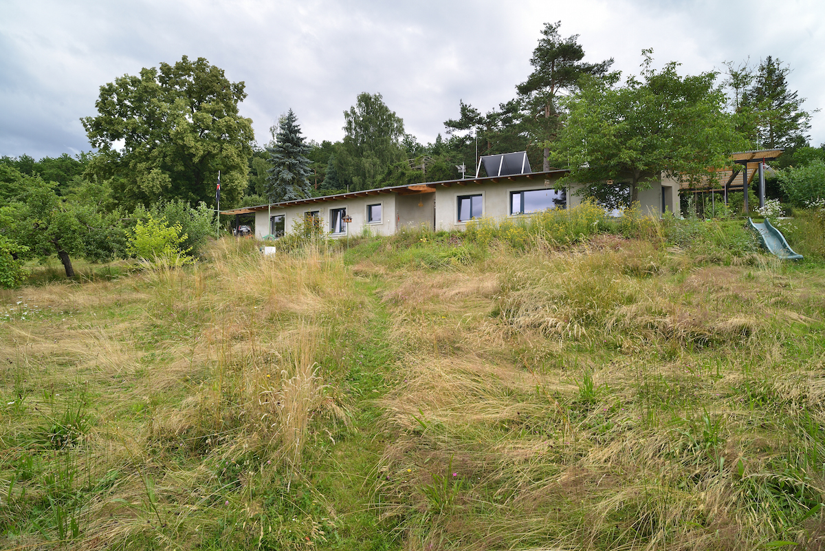 Po rekonstrukci chaty se mladá rodina těší z trvalého bydlení nedaleko Prahy