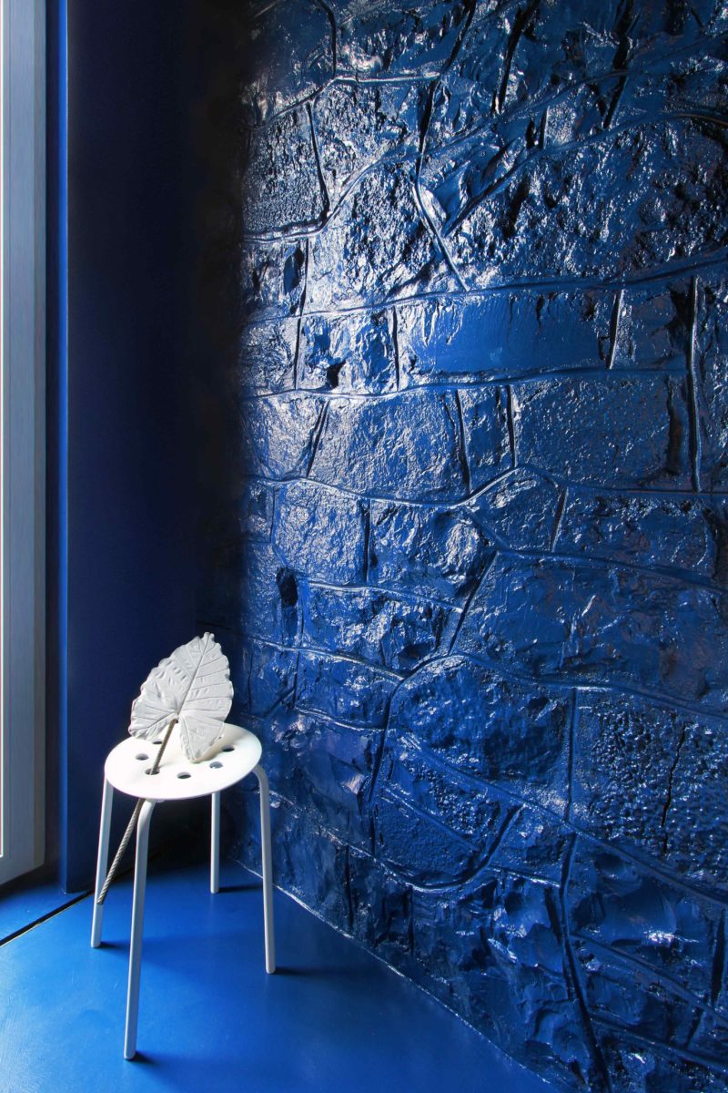 Indigo modrá stěna a bílý stolek
