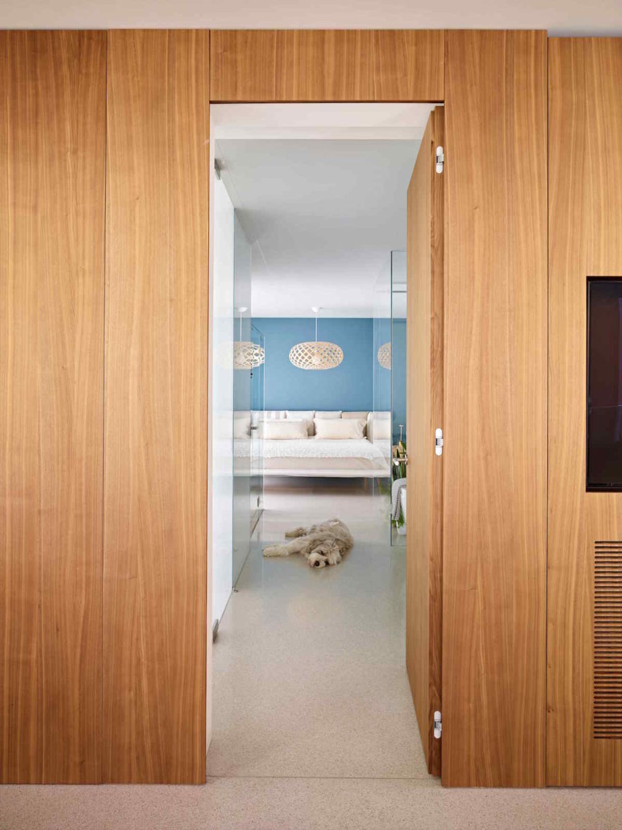 Dřevěný obklad na chodbě otevřená ložnice