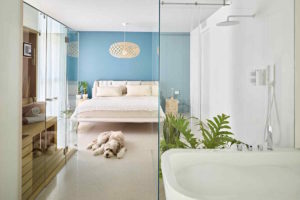 Bílá ložnice s modrou stěnou a vlastní koupelnou