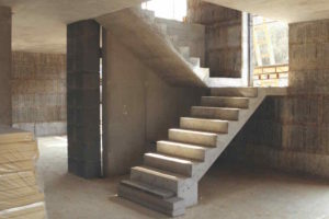 Vnitřní schodiště v stavbě