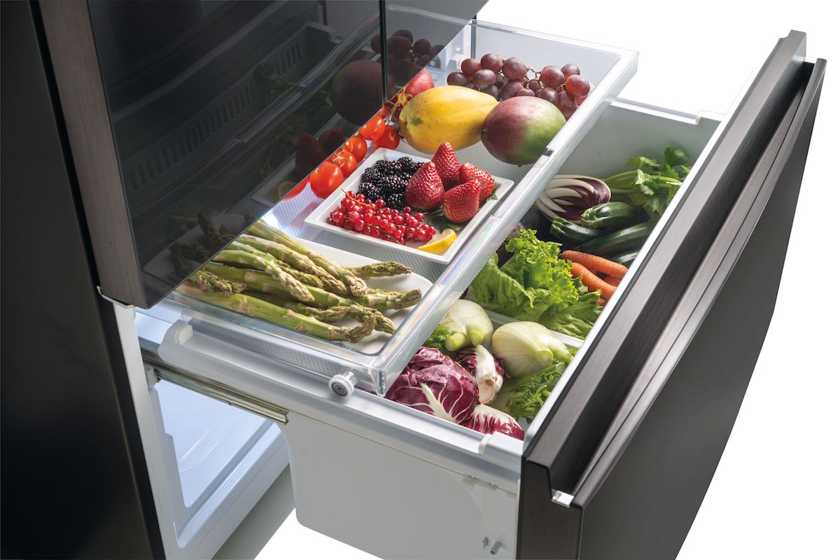 Otevřené zásuvky chladničky s ovocím a zeleninou