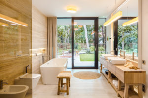 Přírodní moderní koupelna s prosklením a volně