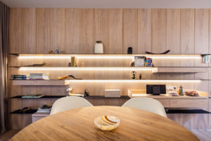 Moderní drevěná stěna s policemi v jídelně