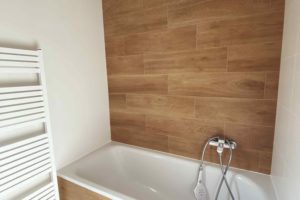 Koupelna s vanou a imitaci dřeva