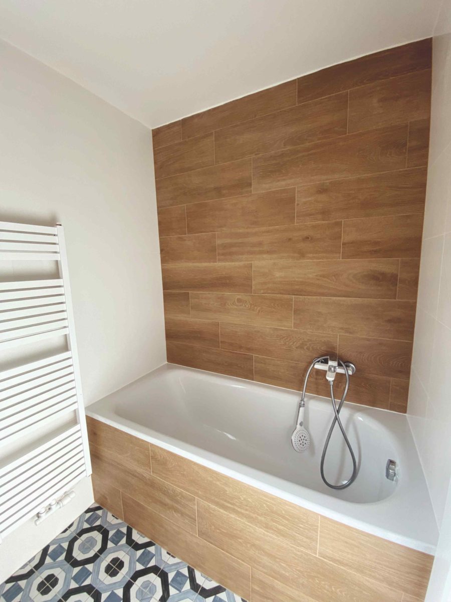 Koupelna s vanou a imitaci dřeva
