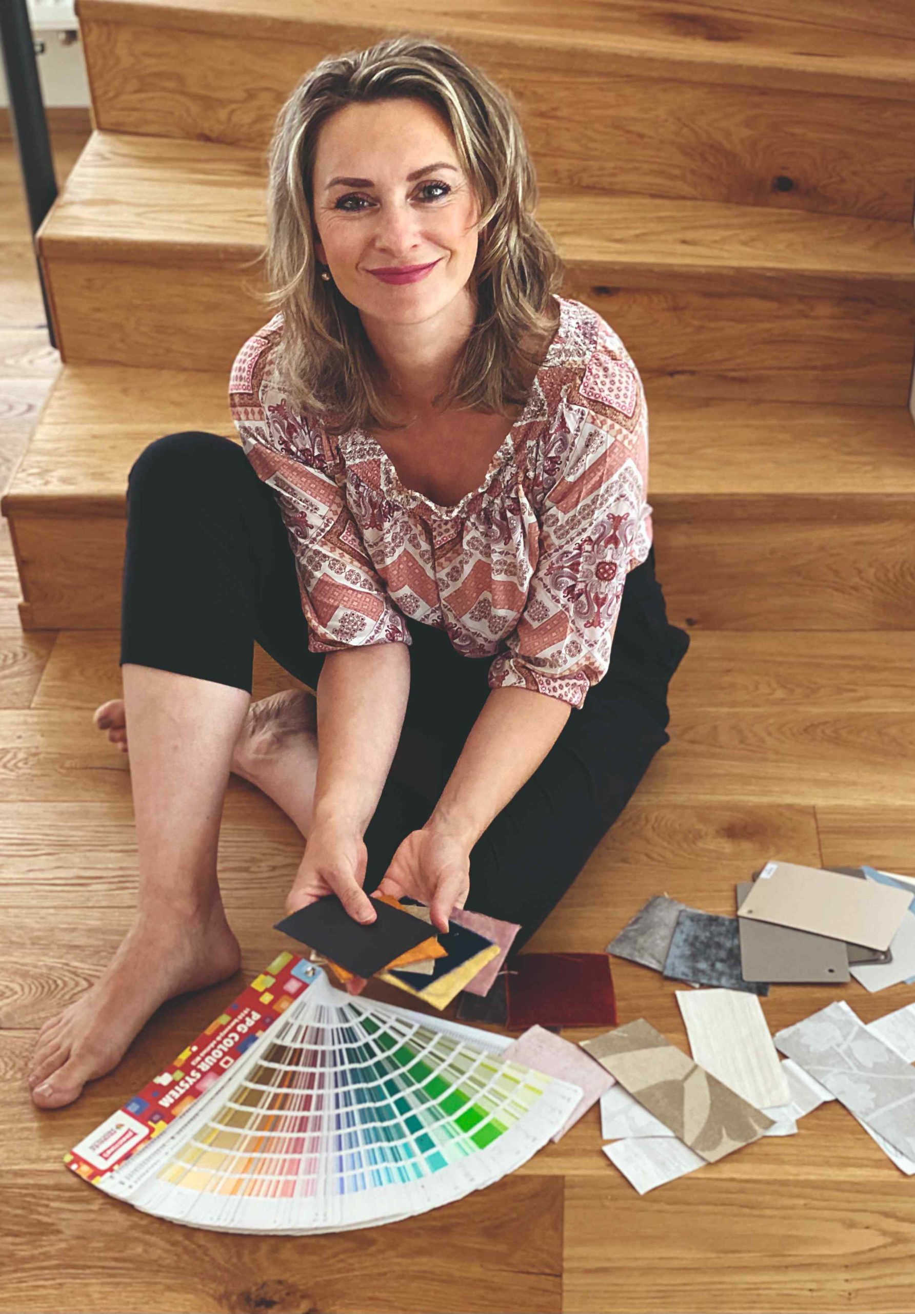 Žena se vzorkovníkem barev v ruce