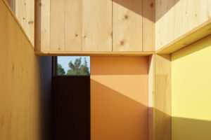 Chodba v dřevěném domě s barevnými dveřmi