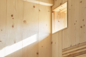 Neošetřené dřevěné stěny v interiéru domu