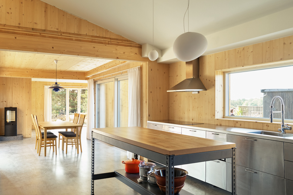 Jednoduchá kuchyň a jídelna v dřevěném domě