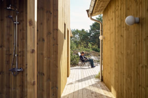 Dřevěný dům s venkovní sprchou