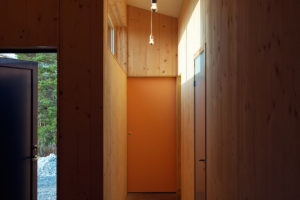 Chodba v dřevěném domě s barevnými dveřmi