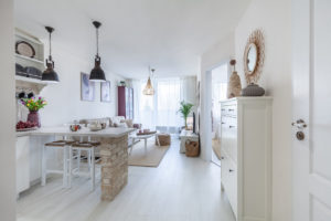 Kuchyň s obývací částí v bílé s přírodními detaily