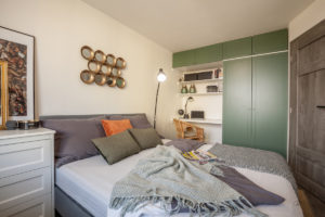 Mužská ložnice v zelené, hnědé a šedé