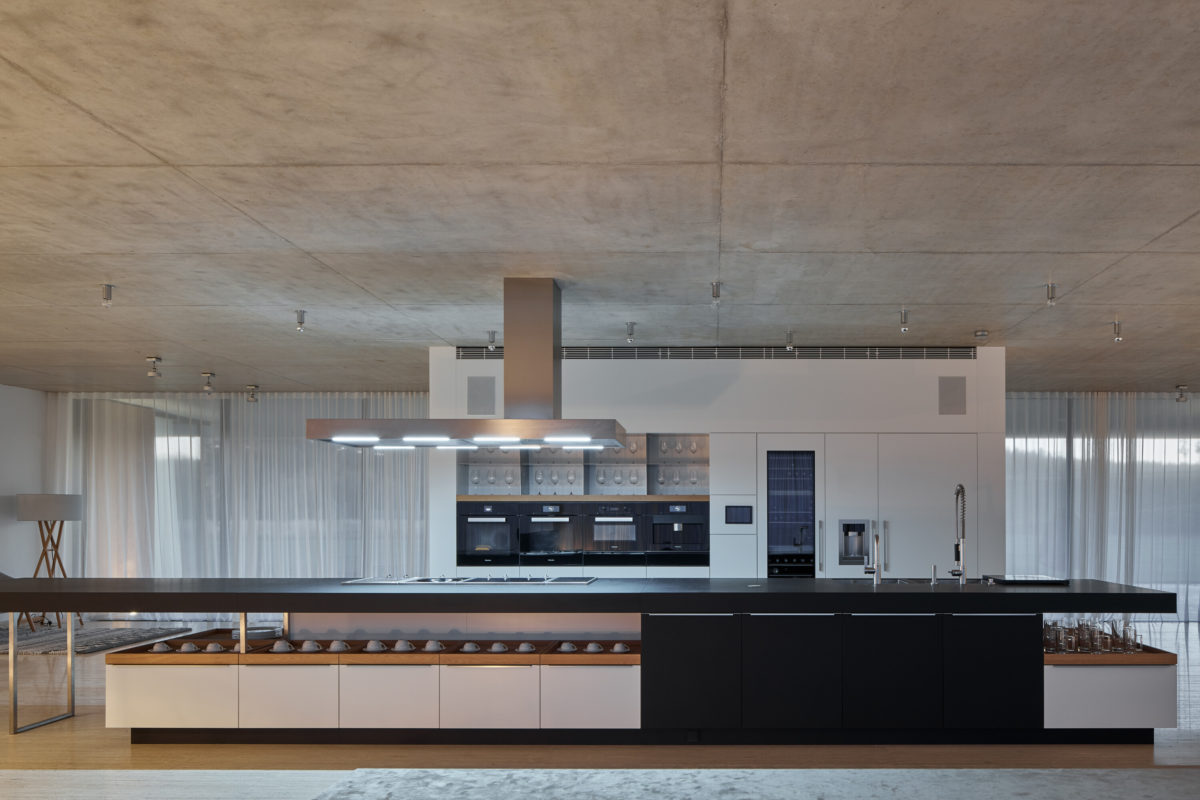 Velká moderní kuchyň ve vile