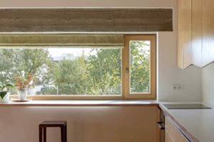Jednoduchá světlá kuchyň s obdélnikovým oknem