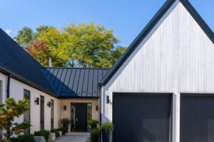 Skandinávská rezidence s prosklením garážemi a zahradou
