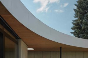 Betonová geometrická vila s vnitřním oblým atriem