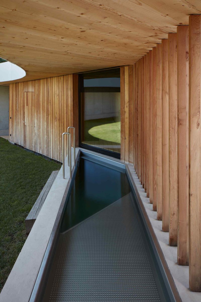Moderní venkovní bazén