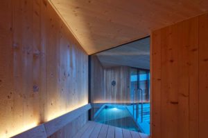 Sauna a moderní venkovní bazén