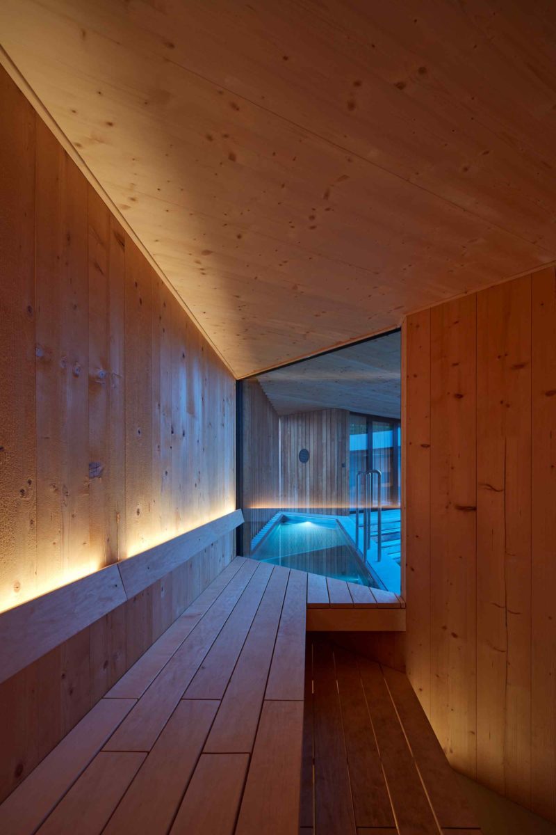 Sauna a moderní venkovní bazén