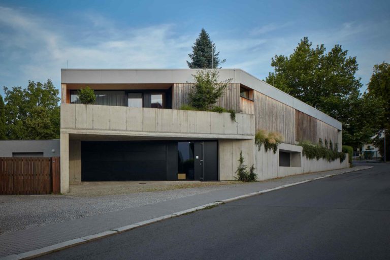 Betonová geometrická vila s dřevěným obkladem