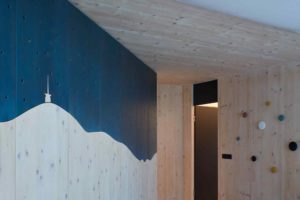 Světlá dřevěná ložnice s rozměrným romantizujícím motivem Lysé hory