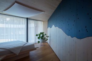 Světlá dřevěná ložnice s rozměrným romantizujícím motivem Lysé hory