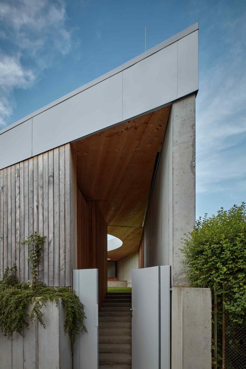 Betonová geometrická vila s dřevěným obkladem