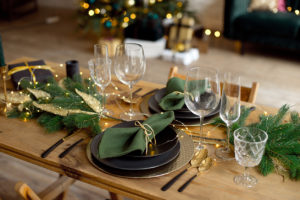 Sváteční stůl vánoční dekorace v zelené