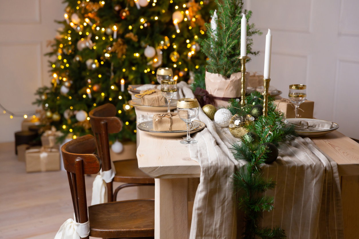 Sváteční stůl přírodní vánoční dekorace v zelené