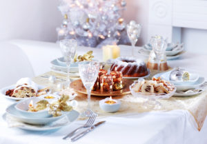 Inspirujte se trendovými nápady, jak dekorovat sváteční stůl o letošních Vánocích