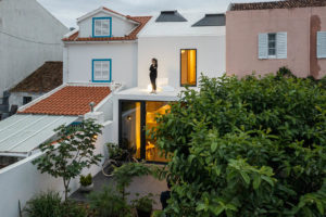 Azorský dvoupodlažní rodinný domek s prosklením a terasou