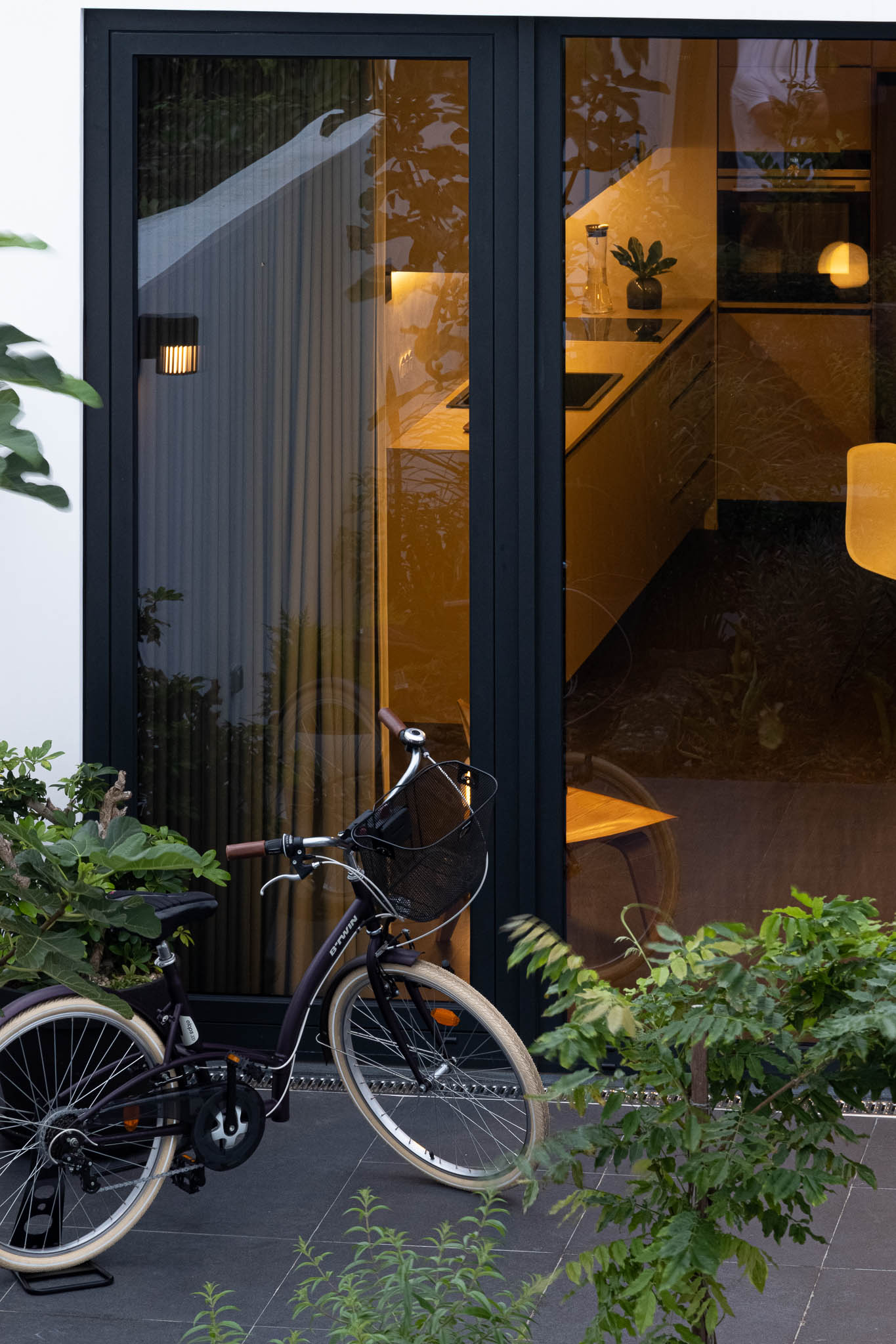 Casa dos Moinhos em Ponta Delgada, Açores com arquitectura box: